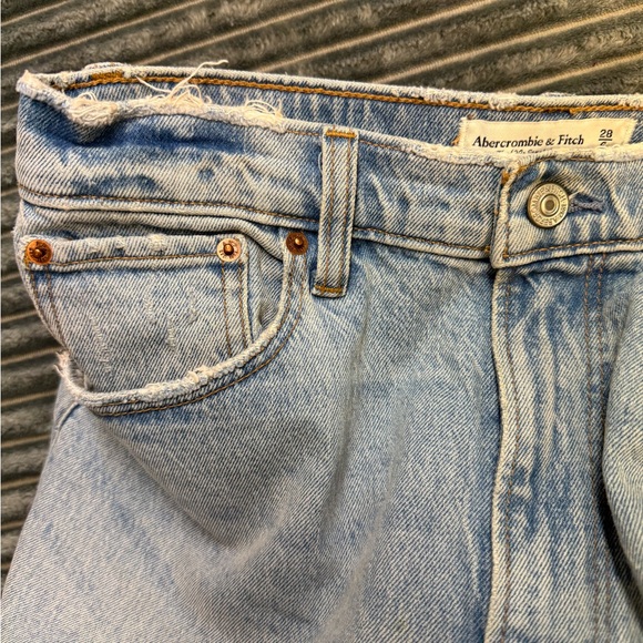 Abercrombie The 90s Light Blue Distressed  High-Waisted Jeans size 6r - Picture 8 of 8